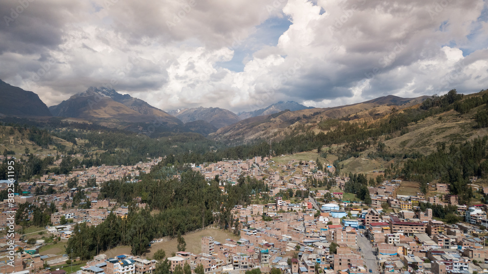 Ciudad De Huaraz rodeado de grandes montañas