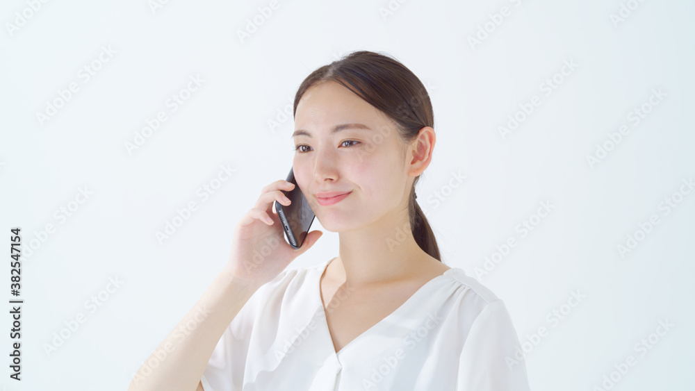 スマートフォンで話す女性 スマートフォンで話す女性