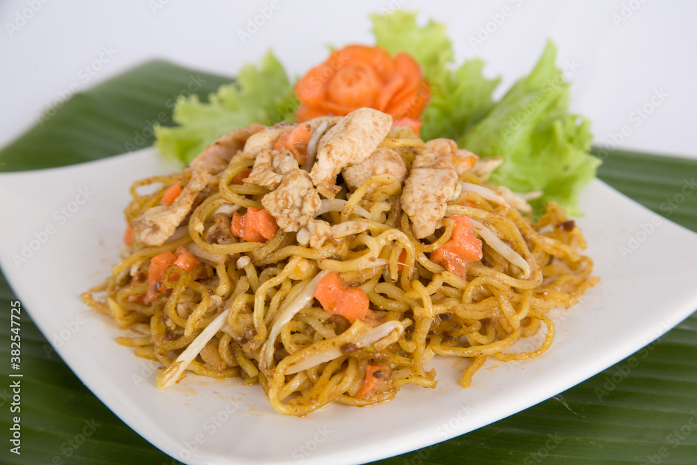 chinese stir fried noodles with chicken