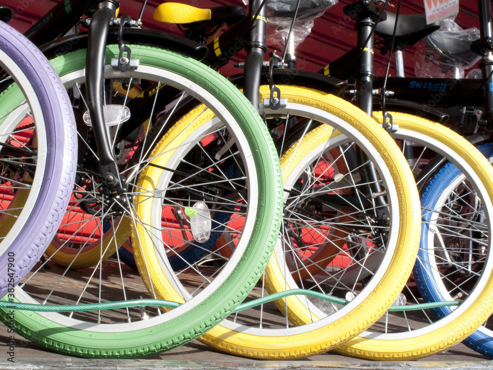 カラフルな自転車のタイヤ