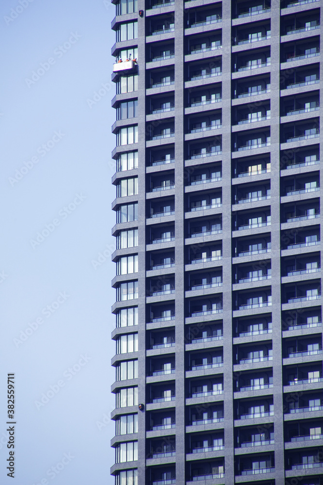高層マンションの窓掃除のゴンドラ