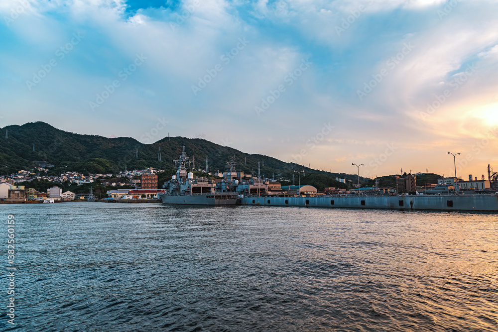 Naklejka premium 広島 夕暮れの呉港