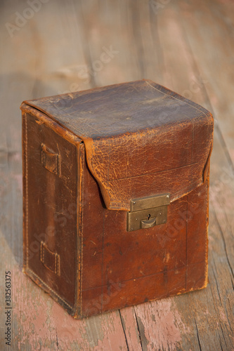 古い革のカバン © Paylessimages