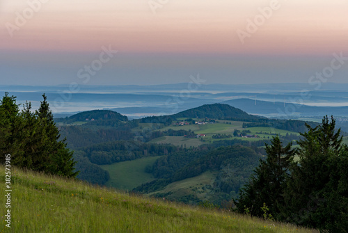 Sonnenaufgang auf der Wasserkuppe in der Rhön in Hessen, Deutschland 