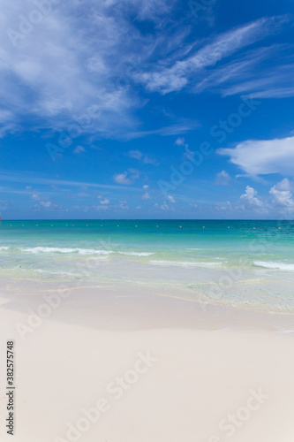 Playa azul turquesa con aguas cristalinas y arena blanca en Cancún