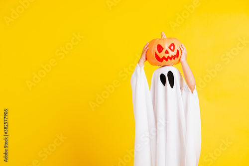 фотографія Funny Halloween Kid Concept, little cute child with white dressed costume hallow