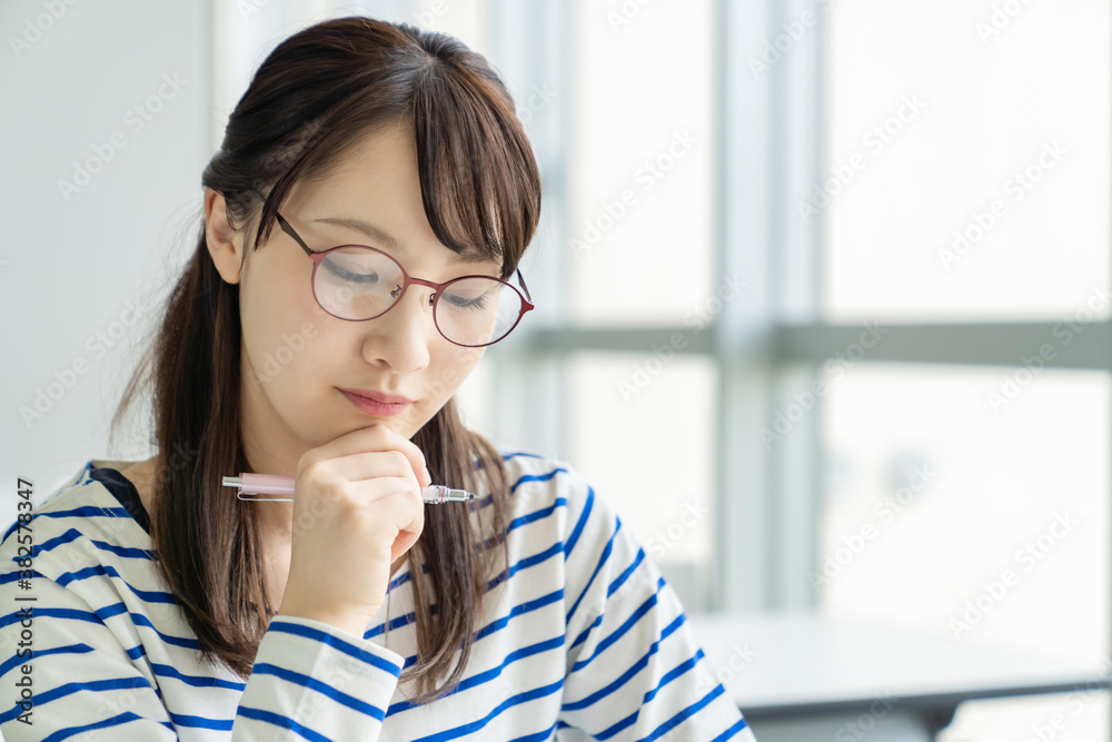 勉強する女子学生 勉強する女子学生
