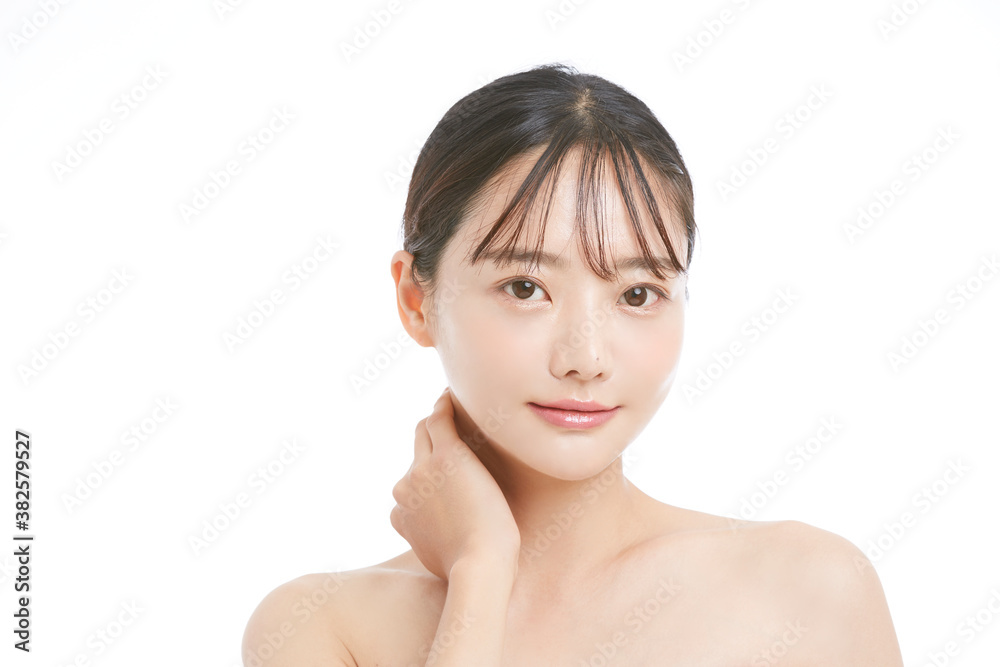 白背景の若い女性の美容ポートレート 白背景の若い女性の美容ポートレート
