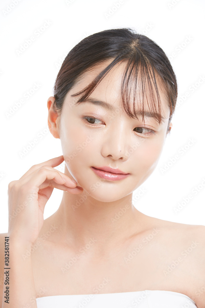 白背景の若い女性の美容ポートレート