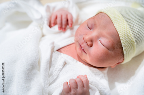 出産直後産まれたての眠っている日本人の赤ちゃんの寝顔 新生児のニューボーンフォト