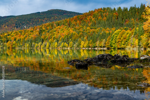 Herbstliche Idylle am Walchensee in Bayern