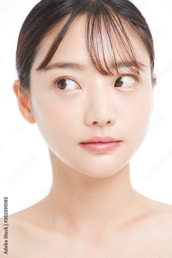 白背景の若い女性の美容ポートレート 白背景の若い女性の美容ポートレート