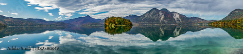 Panorama-Aufnahme des idyllischen Walchensees mit Alpen