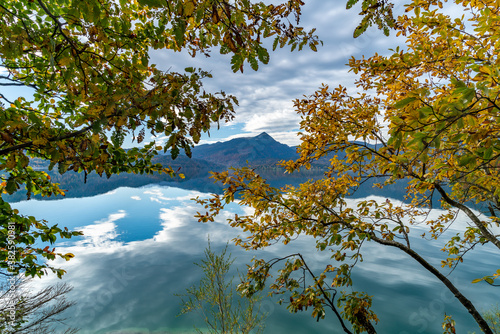 Herbstliche Farben am Walchensee in Bayern