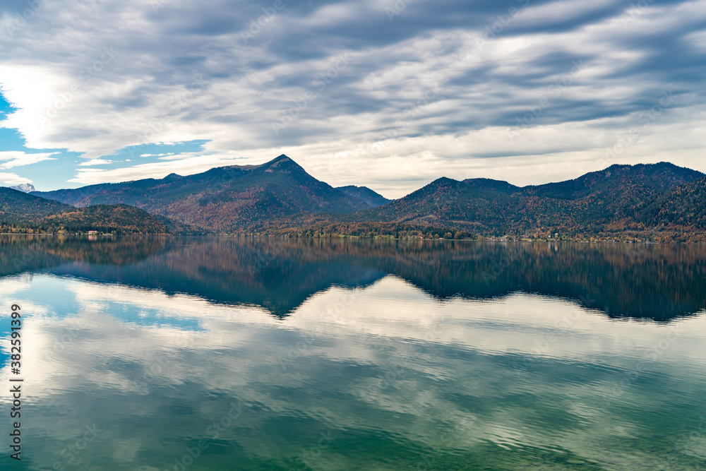 Blick über den idyllischen Walchensee auf die bayerischen Hausberge