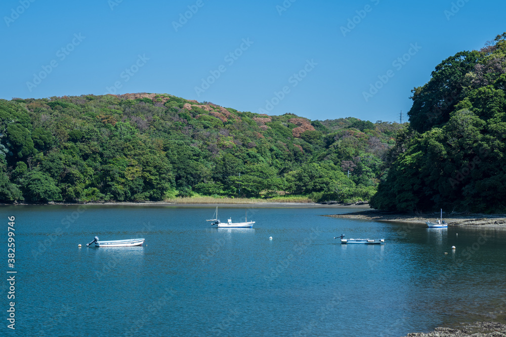 Obraz premium 秋晴れの三浦半島小網代湾の風景 10月