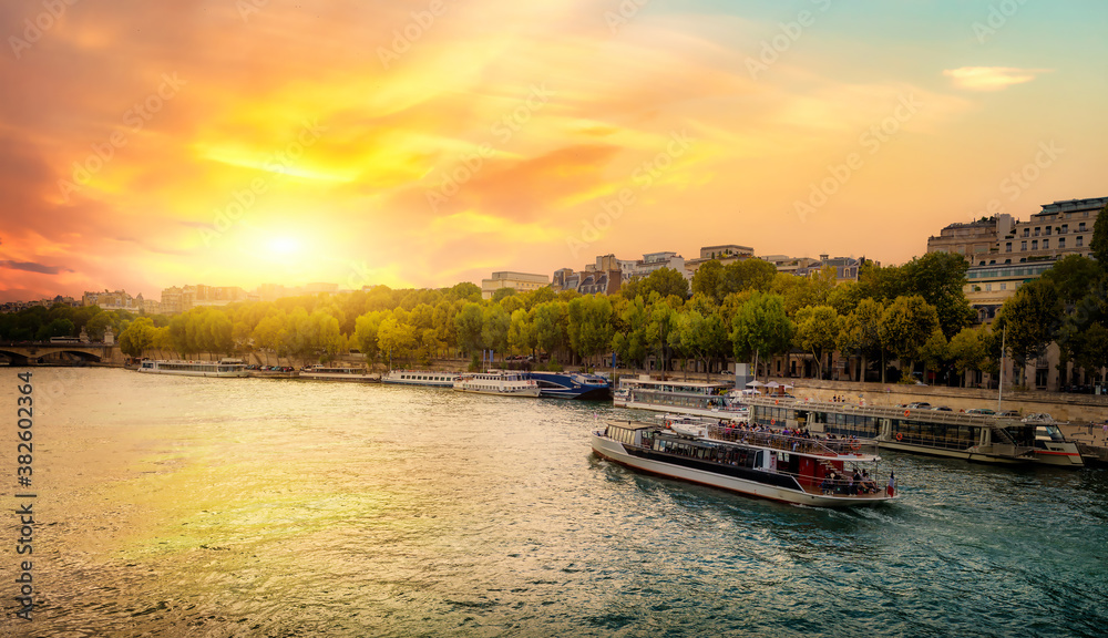 Fototapeta premium Sunset over Seine River