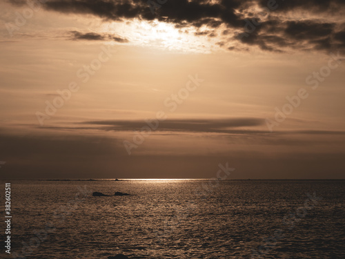 三浦半島　荒井浜の秋の夕景　10月 © 正人 竹内