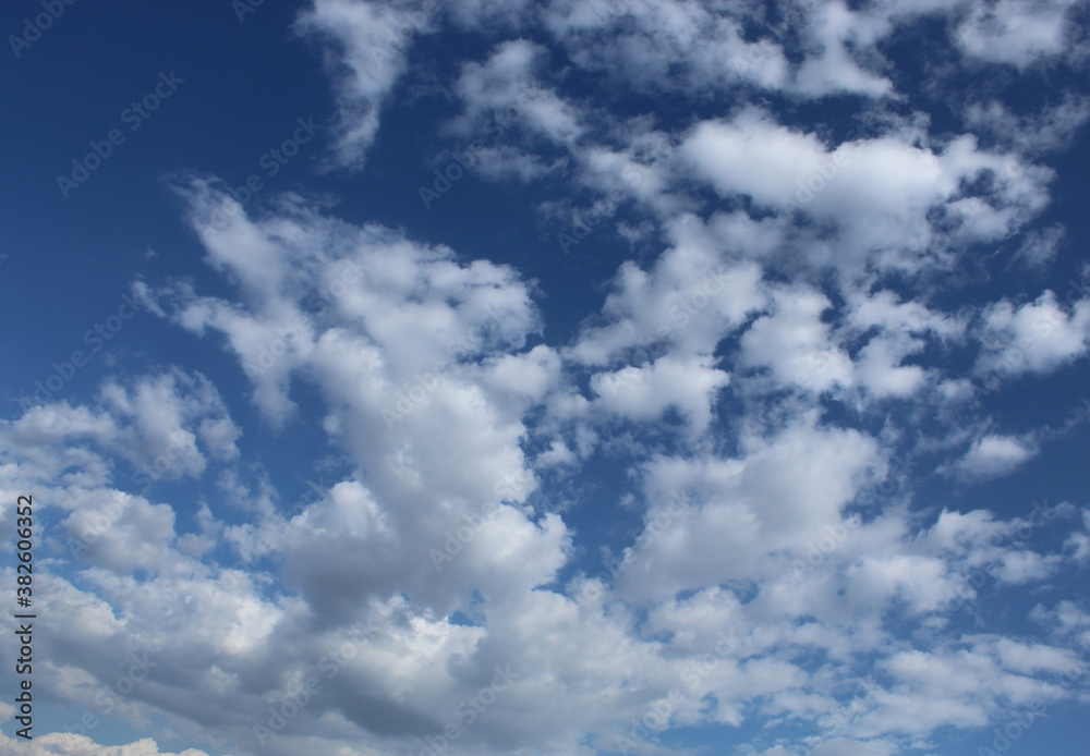 Fototapeta premium Very beautiful white clouds hover in the dark blue sky