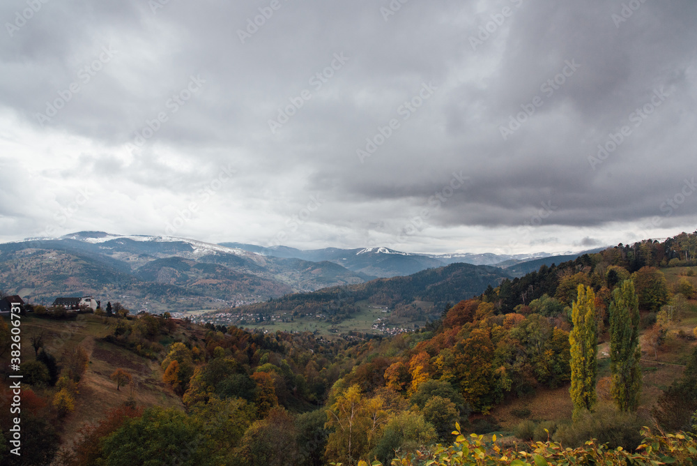 un paysage d'une forêt automnale. Massif vosgien automnal. Les Vosges en automne