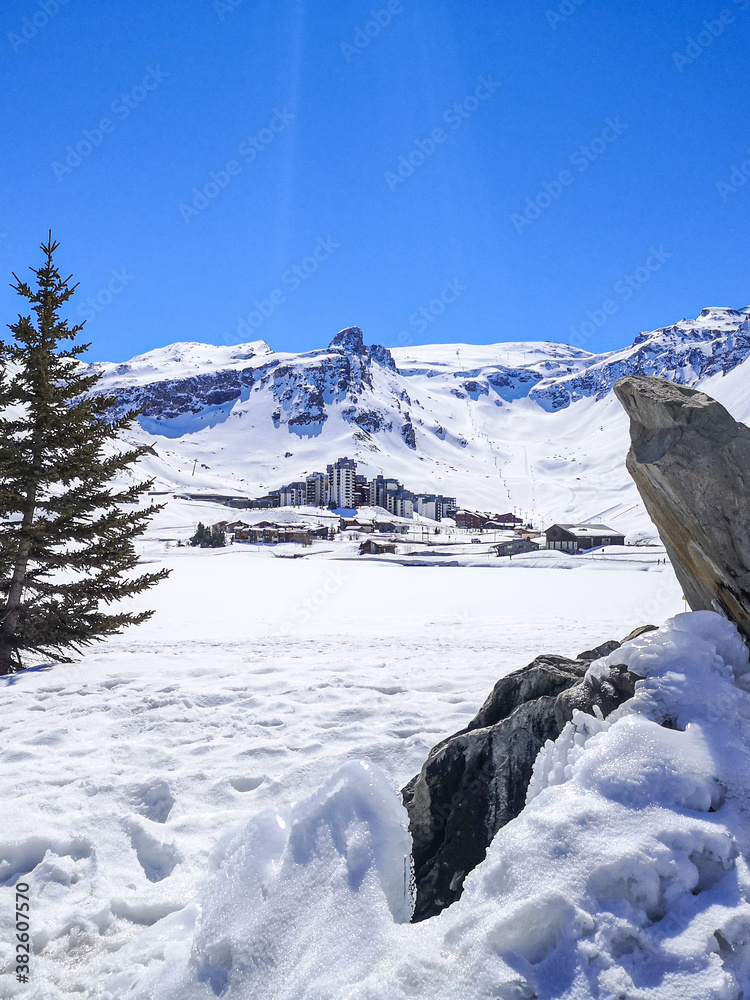 Obraz premium Le Val Claret à Tignes en Savoie (73) avec le lac enneigé juste devant