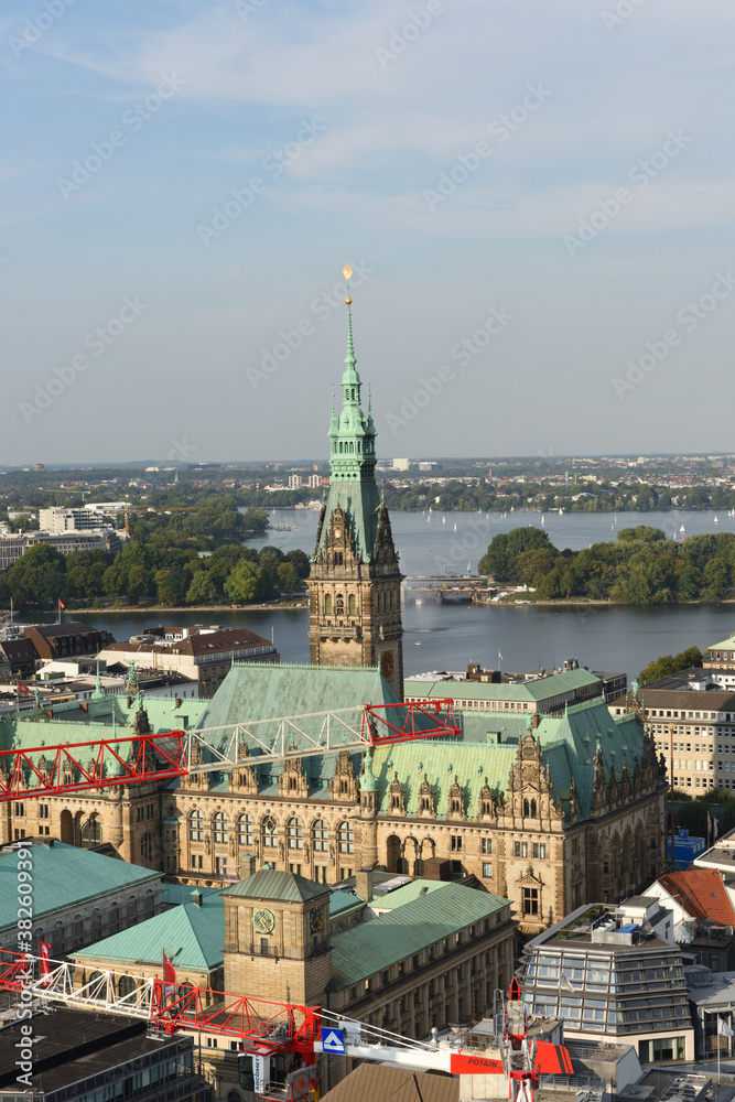 Blick auf die Stadt von Mahnmal St. Nikolai in Hamburg, Deutschland
Blick auf die Stadt von Mahnmal St. Nikolai in Hamburg, Deutschland