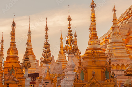shwedagon pagoda © nattanan726