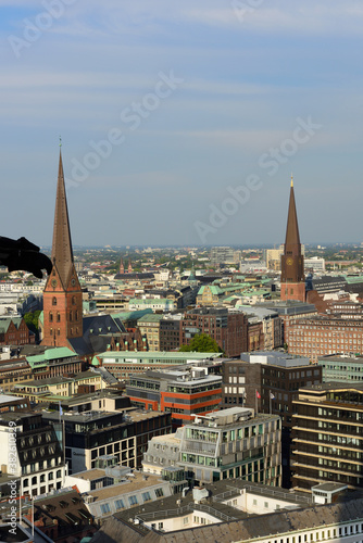 Blick auf die Stadt von Mahnmal St. Nikolai in Hamburg, Deutschland 