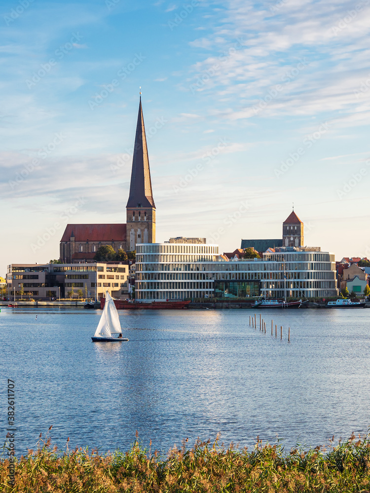 Blick auf die Hansestadt Rostock mit Petrikirche, Nikolaikirche und Silohalbinsel
