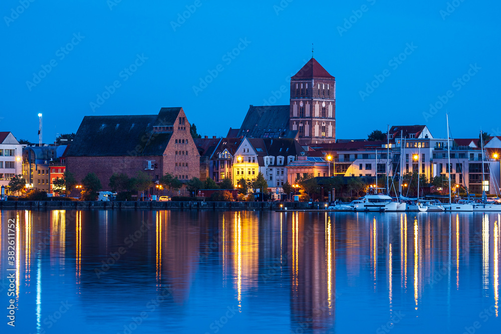 Blick über die Warnow auf die Hansestadt Rostock zur Blauen Stunde