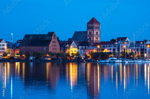Blick über die Warnow auf die Hansestadt Rostock zur Blauen Stunde