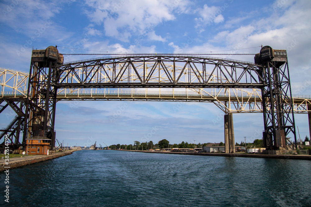 Obraz premium International Bridge at the border between Sault Ste Marie, Michigan, USA and the province of Ontario, Canada.