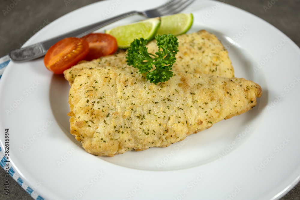 filet de poisson meunière cru dans une assiette filet de poisson meunière cru dans une assiette