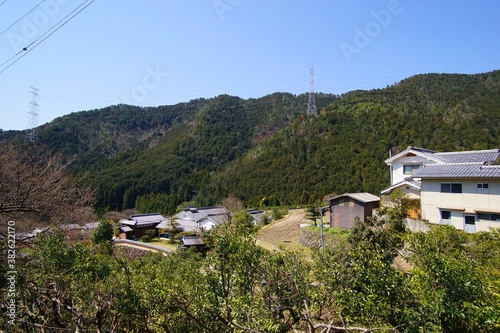 日本の京都の水尾の町並みと山岳