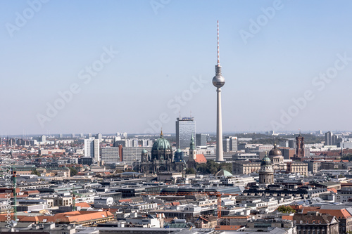 Blick   ber Berlin mit Alexander Turm  Berliner Dom  Stadtschloss  rotem Rathaus  und franz  zischem Dom