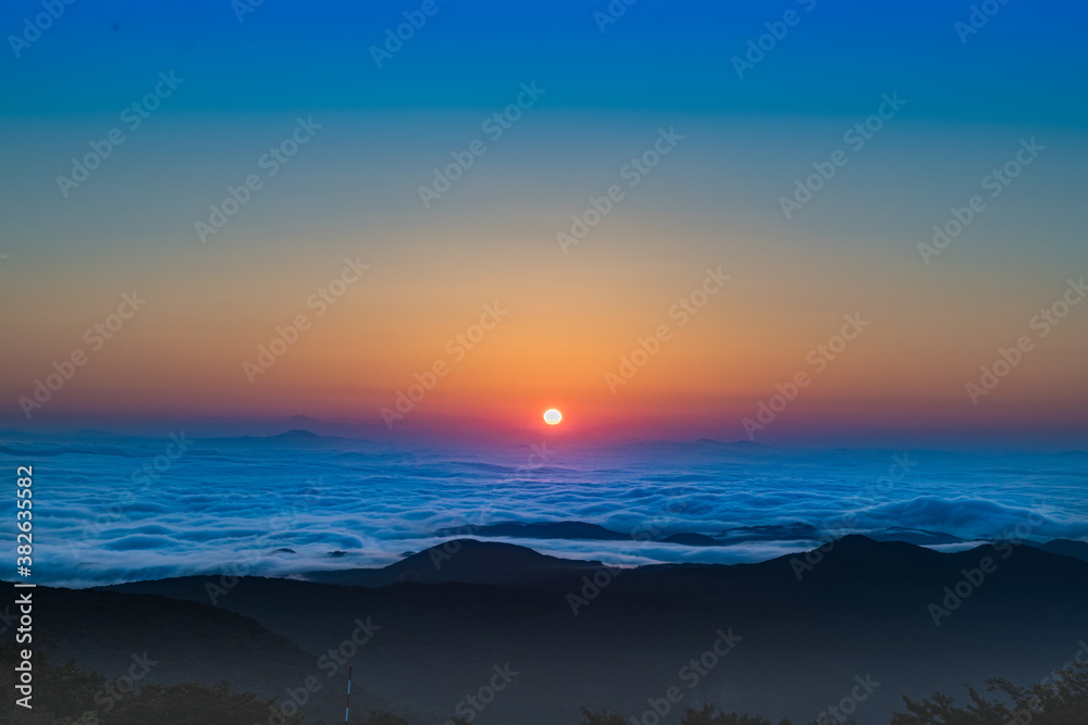 日本　栗駒山からの雲海に昇る朝日