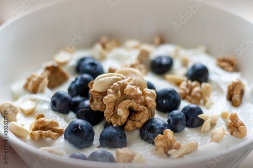 Ein Frühstück mit Quark, Walnuss und Blaubeeren