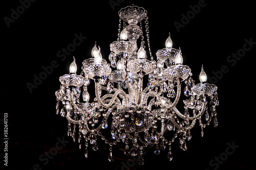 Leuchtender Kronleuchter aus Kristall, mit schwarzen Hintergrund