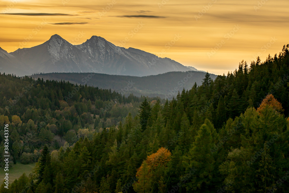 Naklejka premium Tatry Bielskie - widok z Magury Spiskiej na Tatry