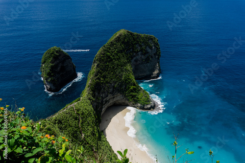 Nusa Penida (Balinese: ᬦᬸᬲᬧᭂᬦᬶᬤ) is an island southeast of Indonesia's island Bali and a district of Klungkung Regency that includes the neighbouring small island of Nusa Lembongan. The Badung Strait 
