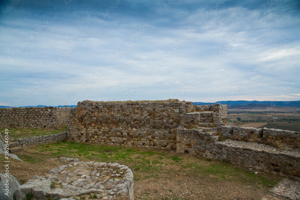 Interior de murallas de castillo de piedra beige y varias secciones