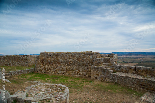 Interior de murallas de castillo de piedra beige y varias secciones