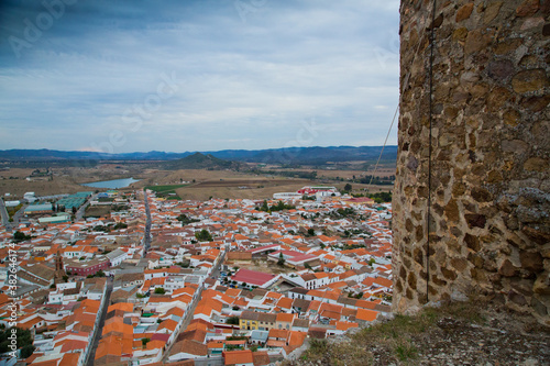 Pueblo de Belmez visto desde castillo medieval con paisaje de fondo