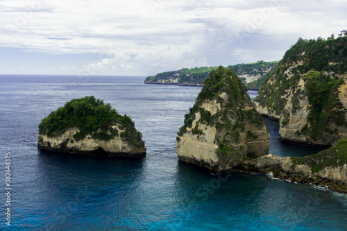 Nusa Penida (Balinese: ᬦᬸᬲᬧᭂᬦᬶᬤ) is an island southeast of Indonesia's island Bali and a district of Klungkung Regency that includes the neighbouring small island of Nusa Lembongan. The Badung Strait 
