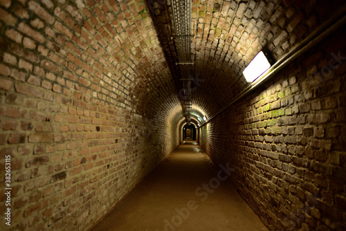 Ein alter gemauerter Tunnel