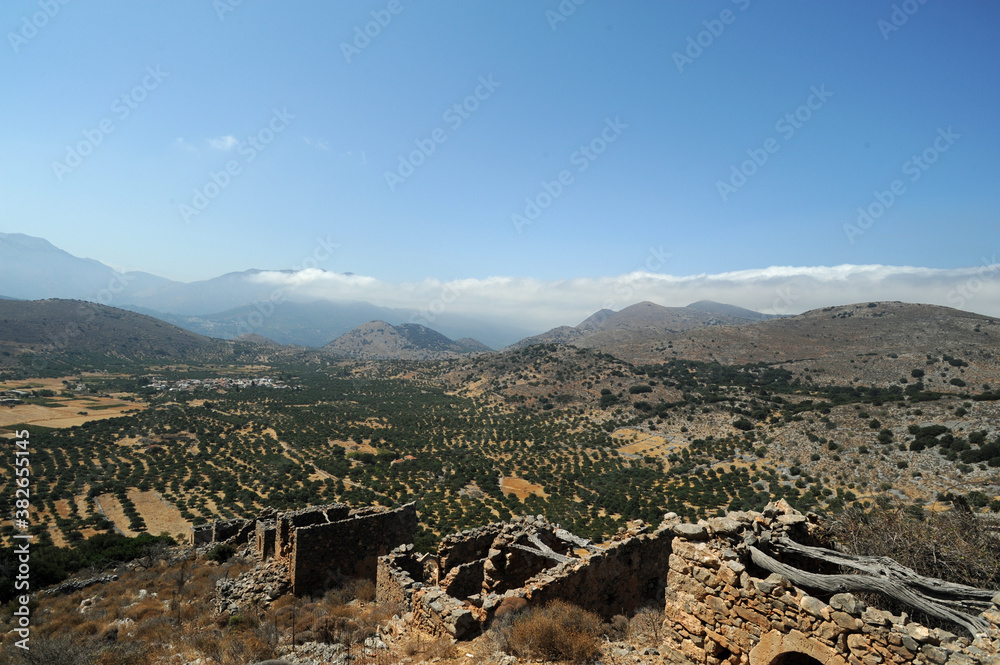 Le village de Kastelli et des moulins en ruines en Crète