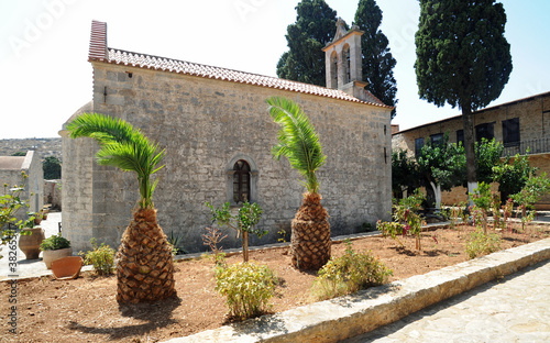 L'église Sainte-Trinité du monastère d'Aréti (Moni Aretiou) près de Karydi en Crète photo