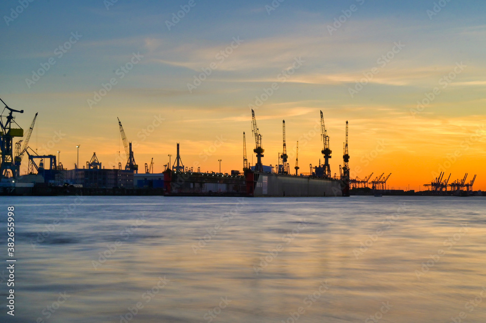 Hafen im Abendrit