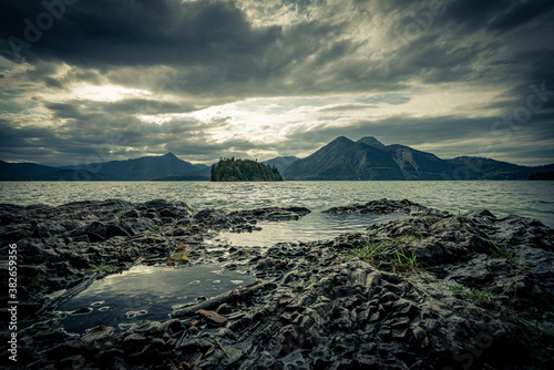 Düstere Gewitterwolken ziehen über dem Walchensee auf photo