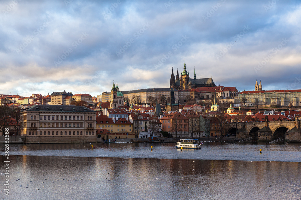 Obraz premium Panorama view of Prague Castle and St. Vitus Cathedral located in Mala Strana old district with Charles Bridge on the Vltava river side of Prague on winter day with blue sky cloud, Czech Republic